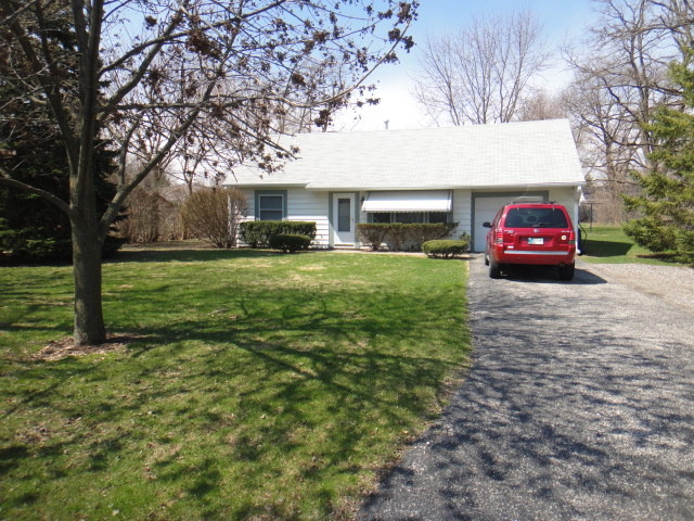 5718 South Peck Avenue Countryside, IL 60525 - Photo 1 of 12 a house view with a garden space