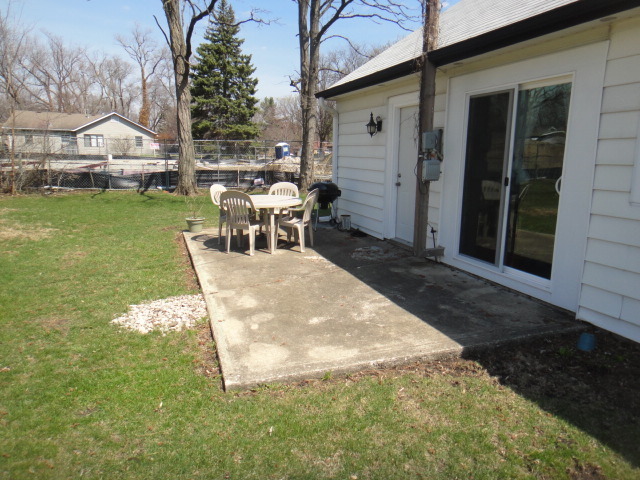 5718 South Peck Avenue Countryside, IL 60525 - Photo 10 of 12 a view of a patio with table and chairs and potted plants