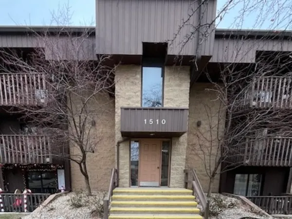 a view of entryway with a tub