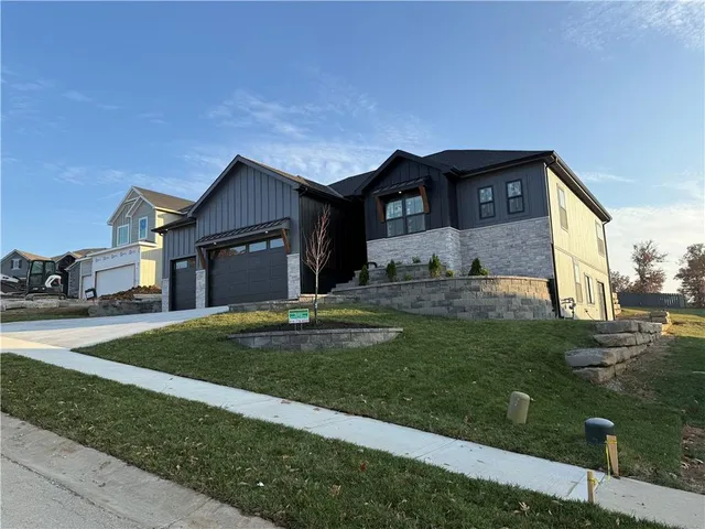 $599,900 | 804 Southeast Pine Court, Blue Springs, MO 64014