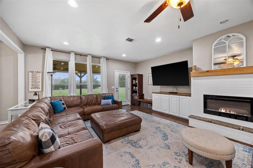 925 Wild Road Van Alstyne, TX 75495 - Photo 4 of 40