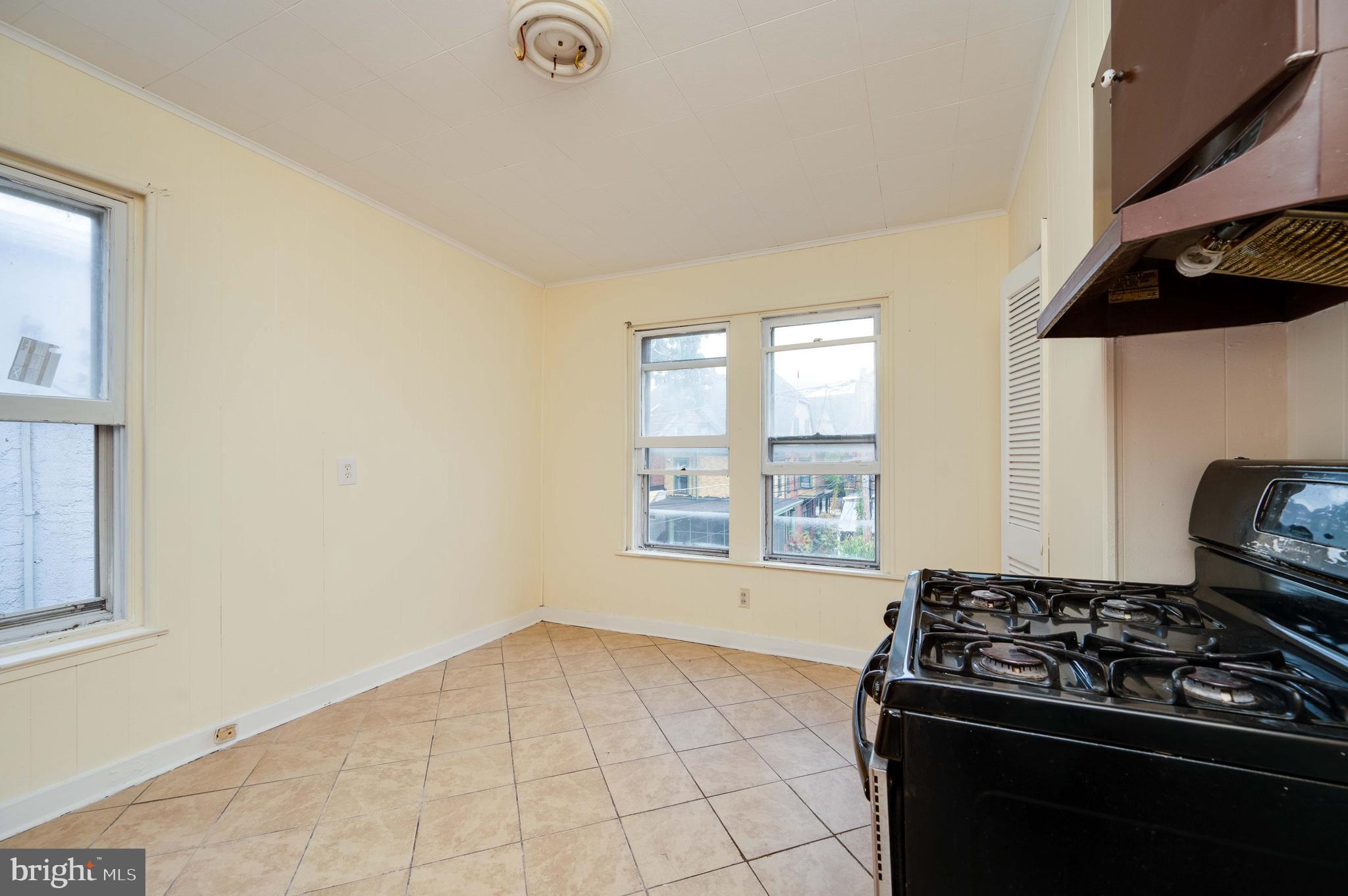 725 Madison Avenue Reading, PA 19601 - Photo 33 of 47 a kitchen with a stove and a cabinet
