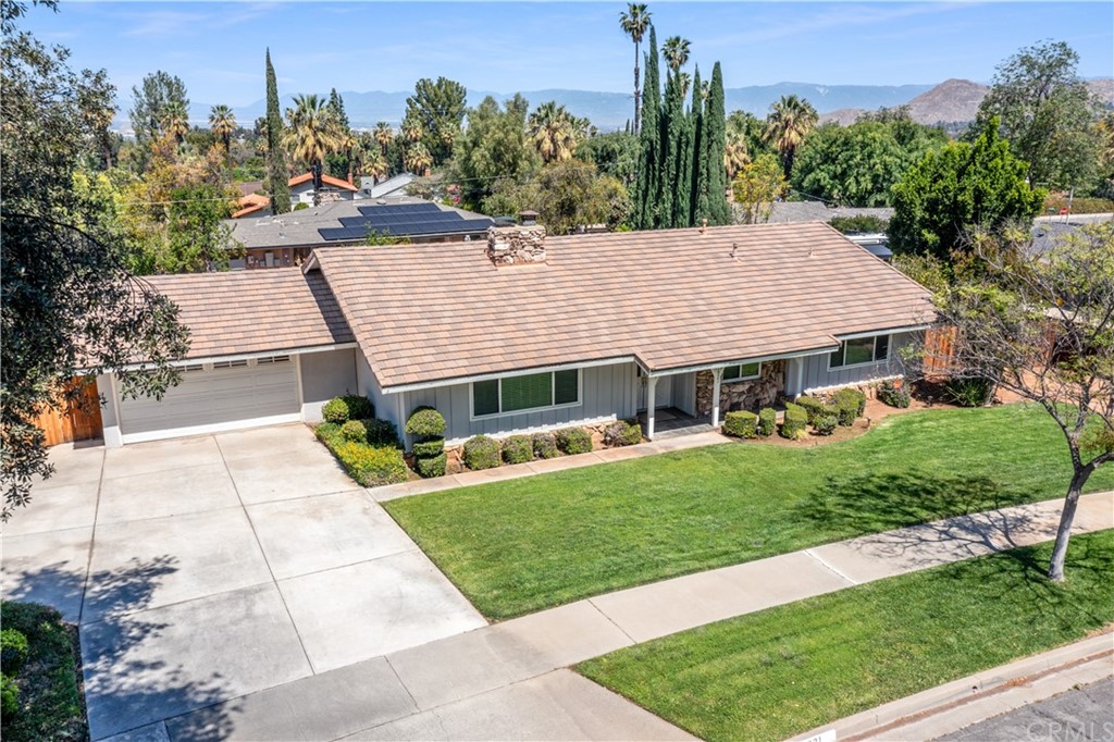 a view of a house with a yard