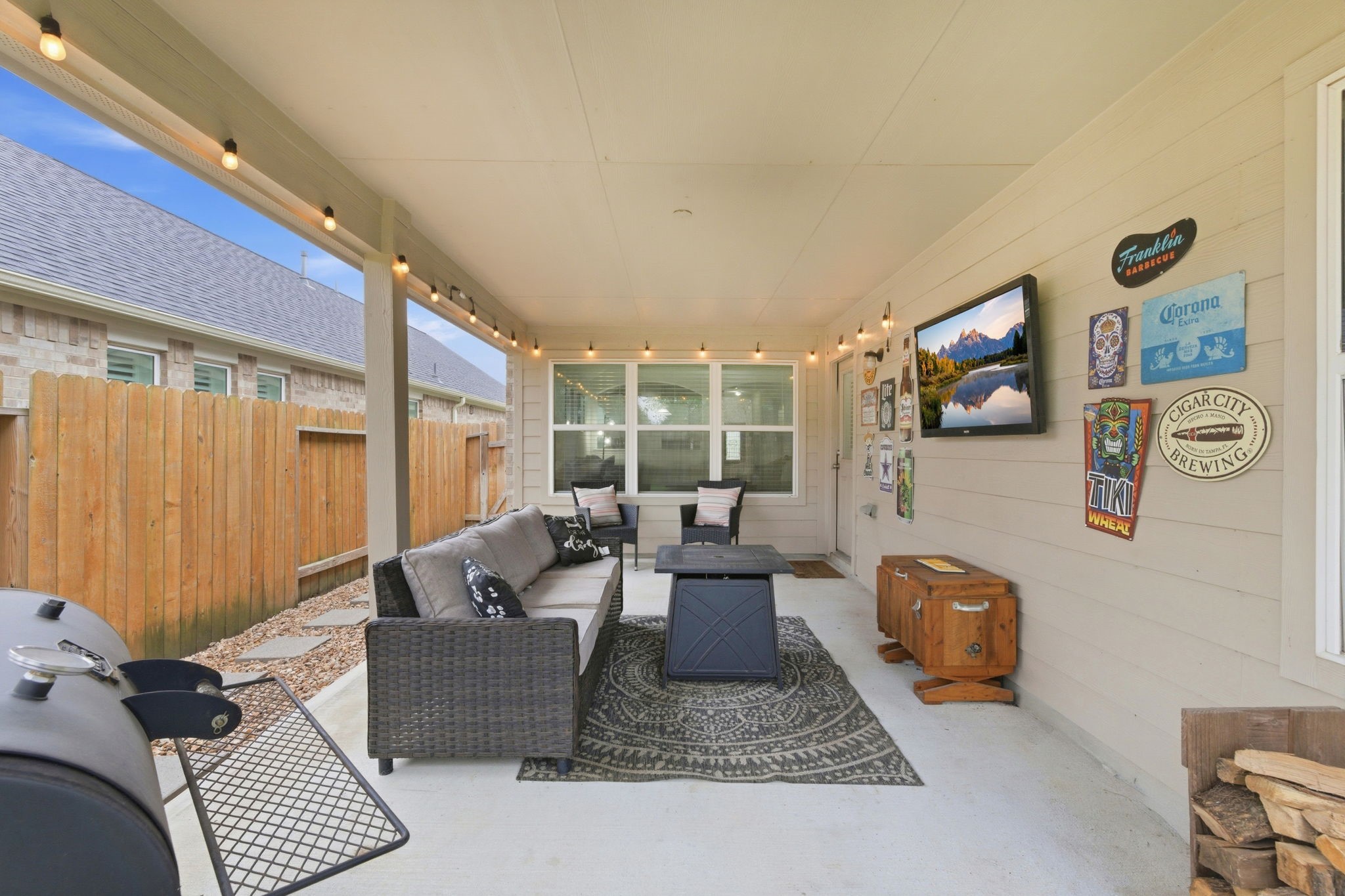 27146 Grey Fox Run Magnolia, TX 77354 - Photo 36 of 44 a living room with furniture and a window