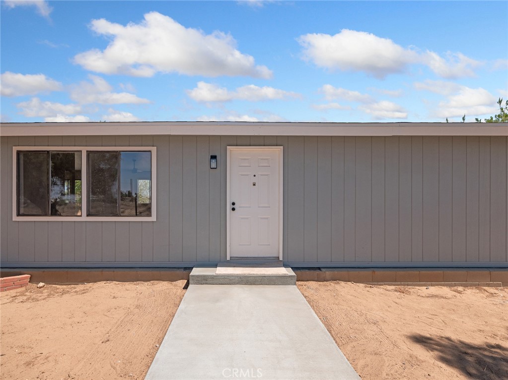 10139 Sonora Road Phelan, CA 92371 - Photo 2 of 37 a backyard of a house