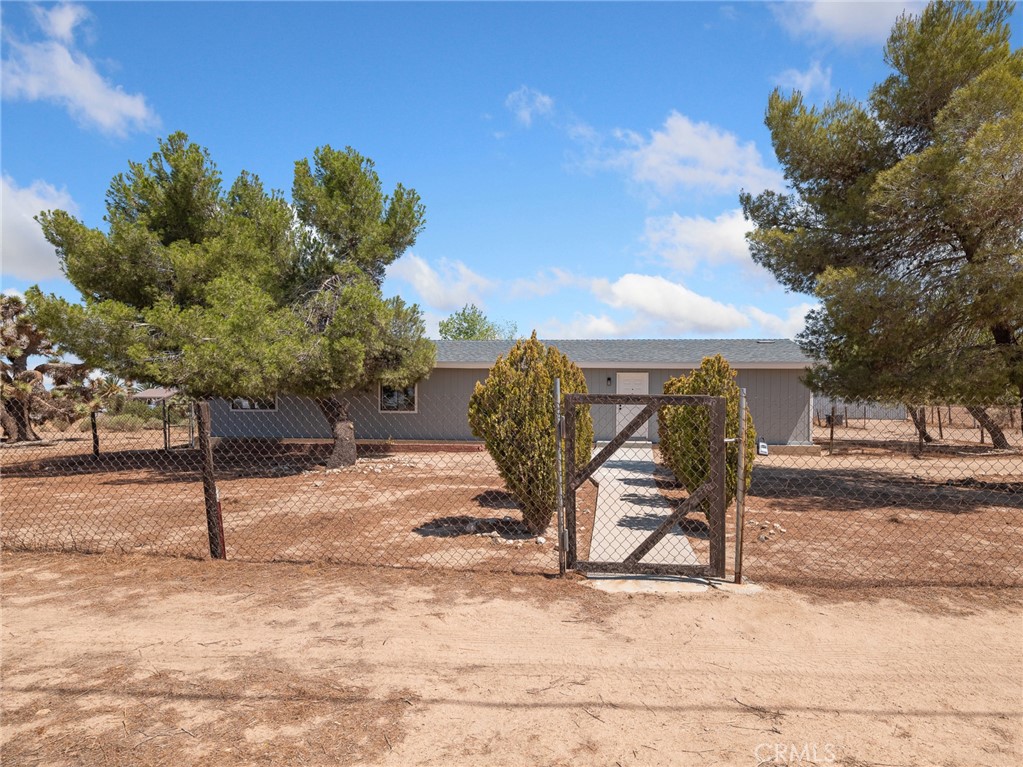 10139 Sonora Road Phelan, CA 92371 - Photo 33 of 37 a view of a backyard