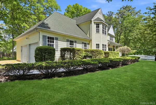 $899,990 | 3 Pia Court, Holtsville, NY 11742