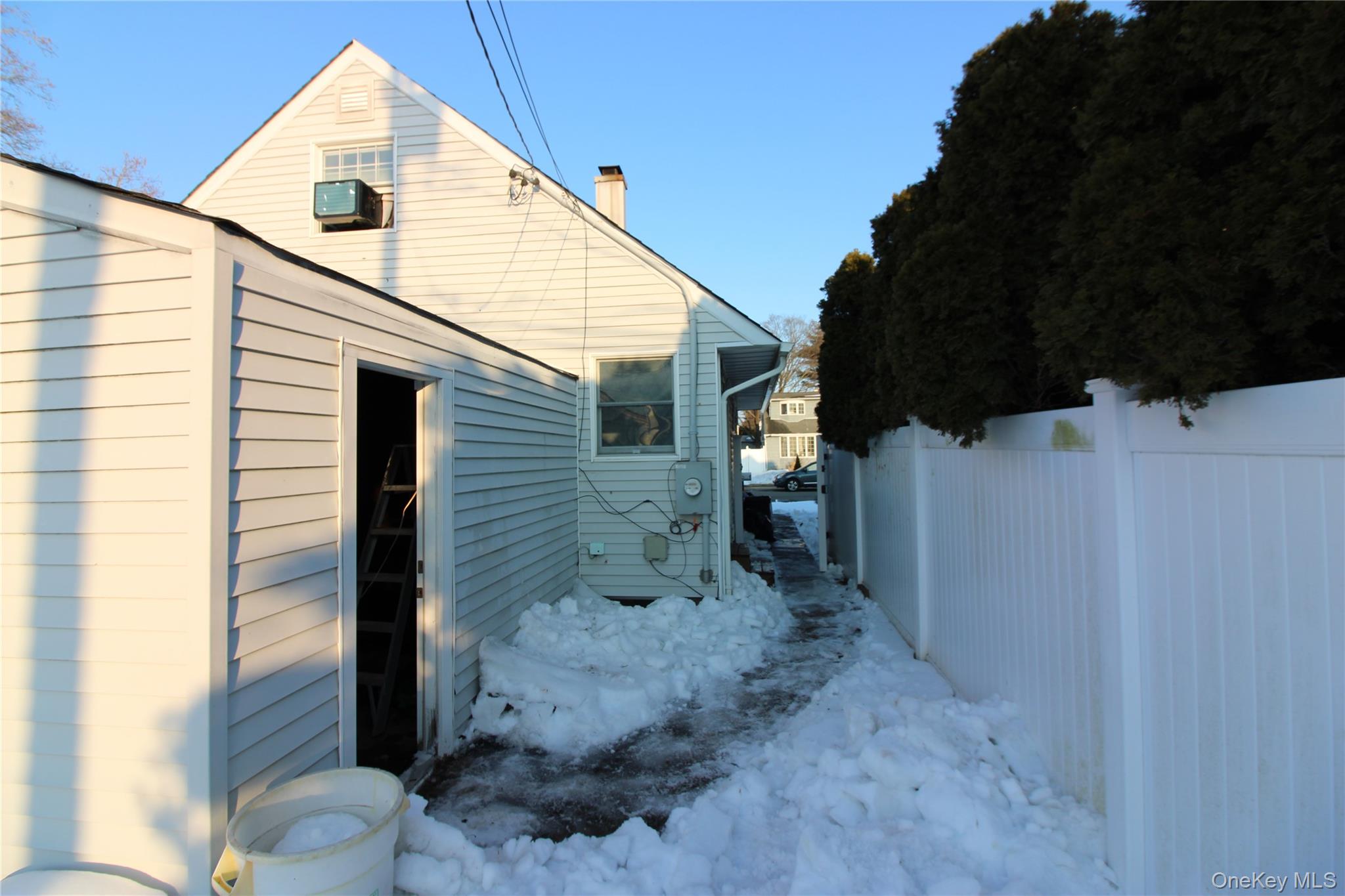 76 Vincent Road Hicksville, NY 11801 - Photo 8 of 38