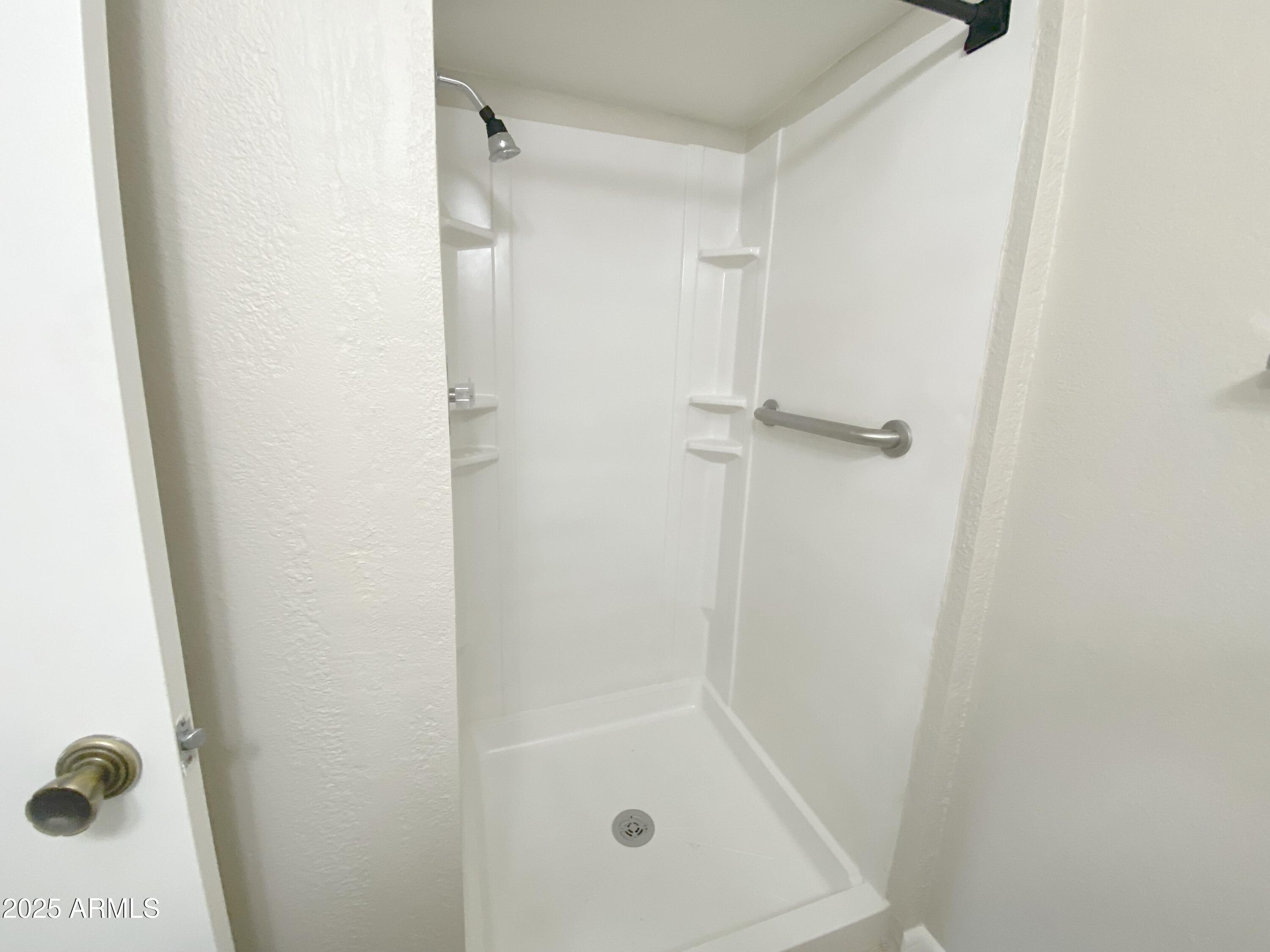 10417 North 95th Drive, Unit B Peoria, AZ 85345 - Photo 8 of 18 a bathroom with a tub