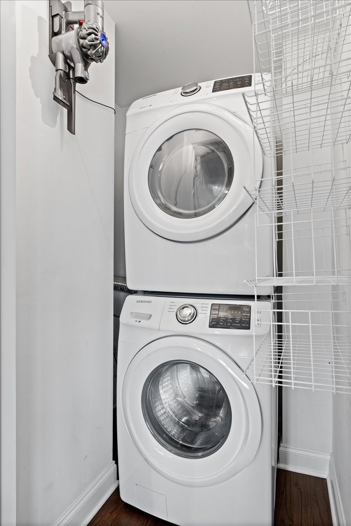 4144 North Sheridan Road, Unit 407 Chicago, IL 60613 - Photo 14 of 19 a utility room with dryer and washer