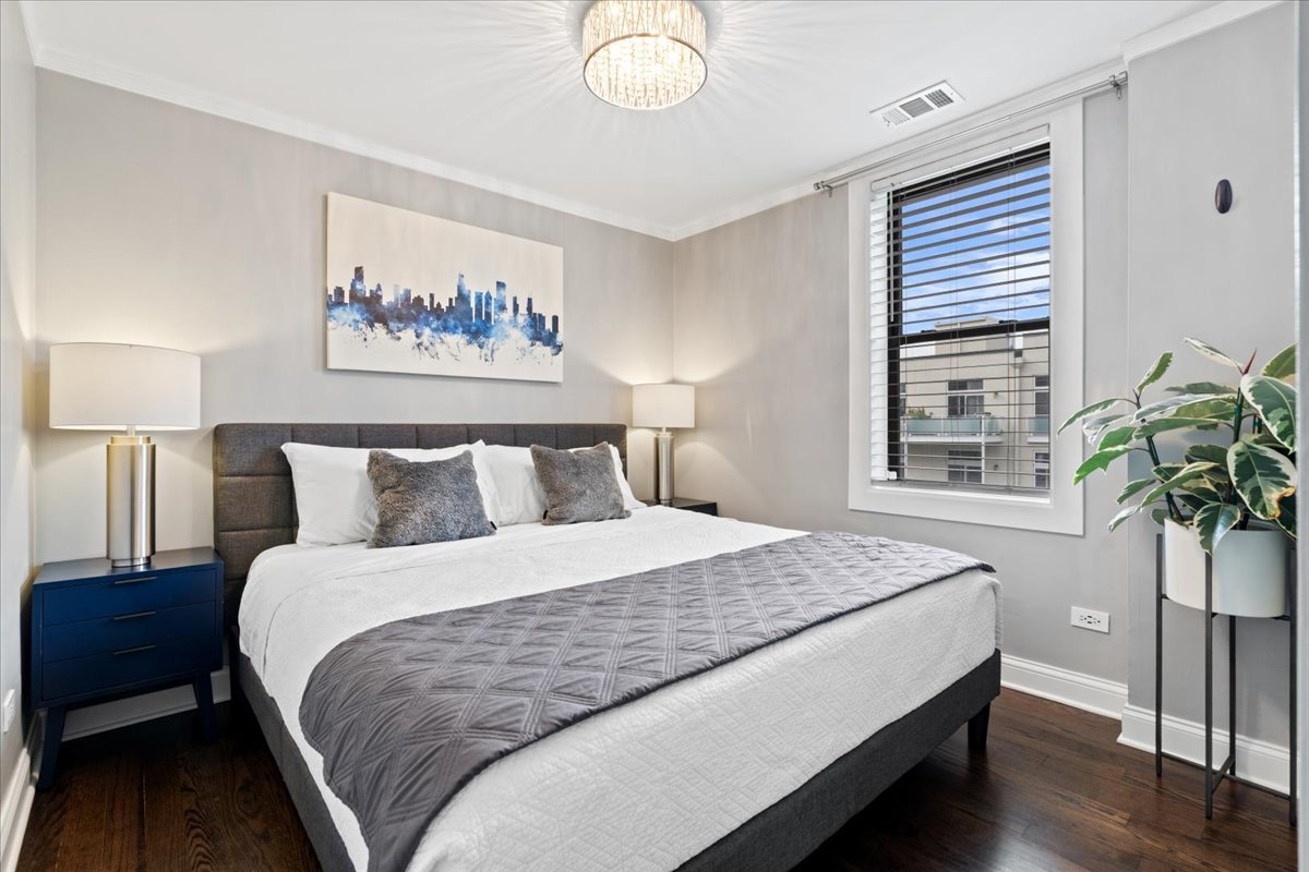 4144 North Sheridan Road, Unit 407 Chicago, IL 60613 - Photo 10 of 19 a bedroom with bed and a potted plant