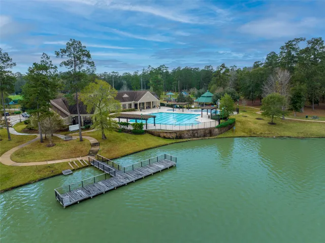 a view of a garden with lawn chairs