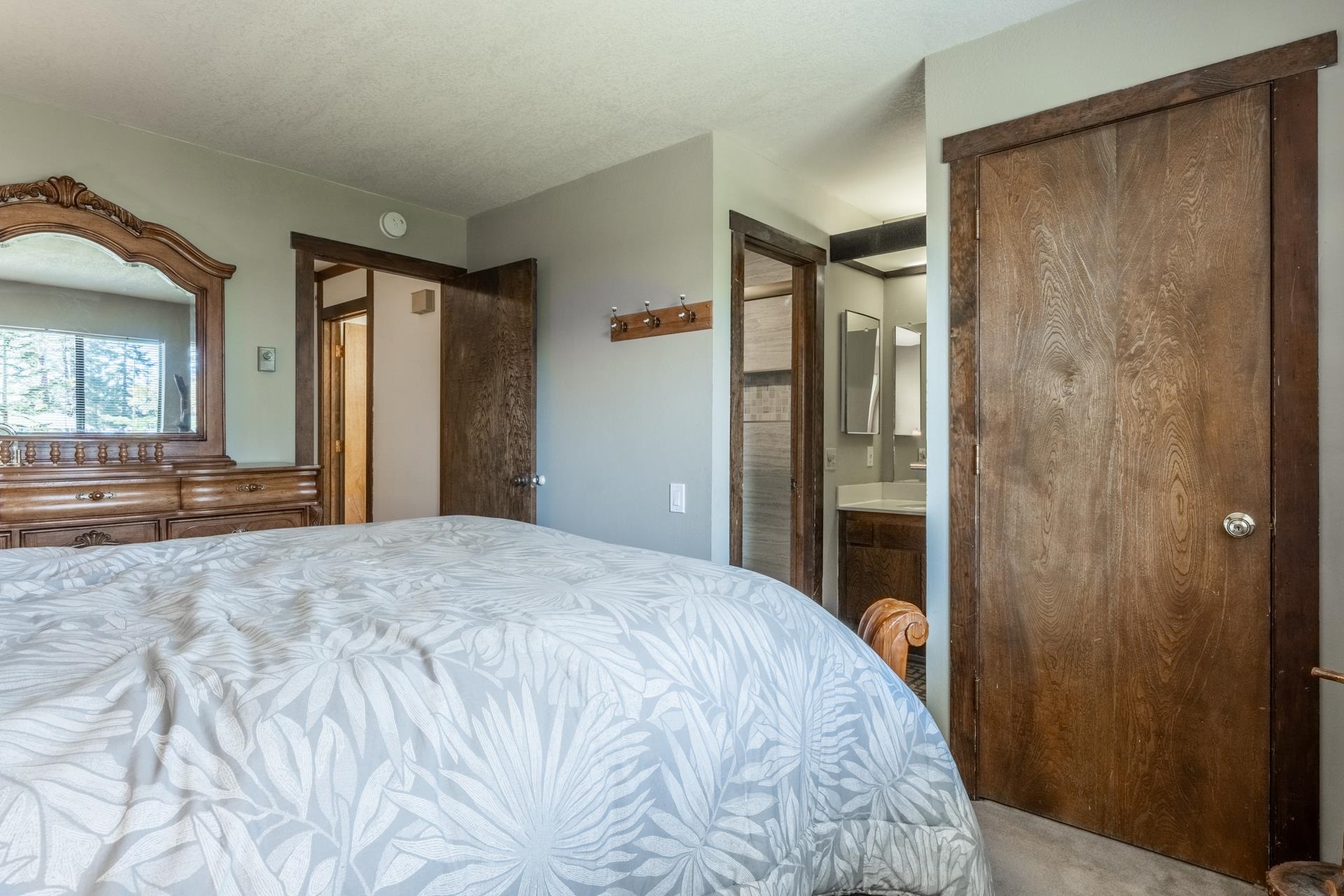 94 John Muir Road, Unit 132 Mammoth Lakes, CA 93546 - Photo 25 of 58 a bedroom with a large bed and a large mirror