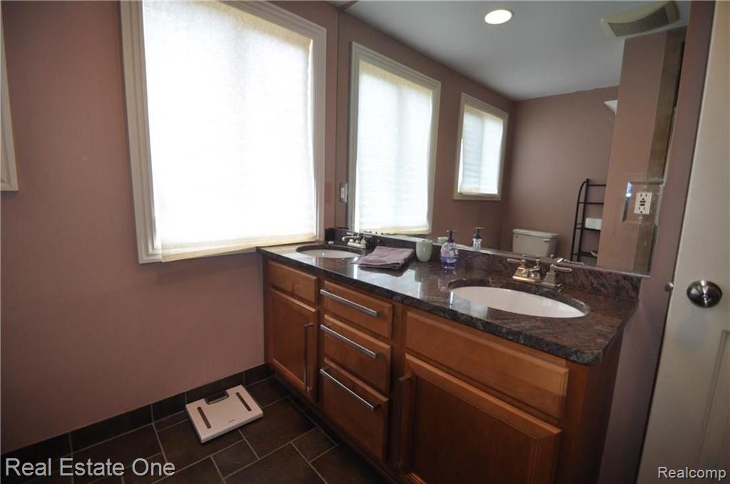 633 Baker Street Rochester Hills, MI 48307 - Photo 19 of 26