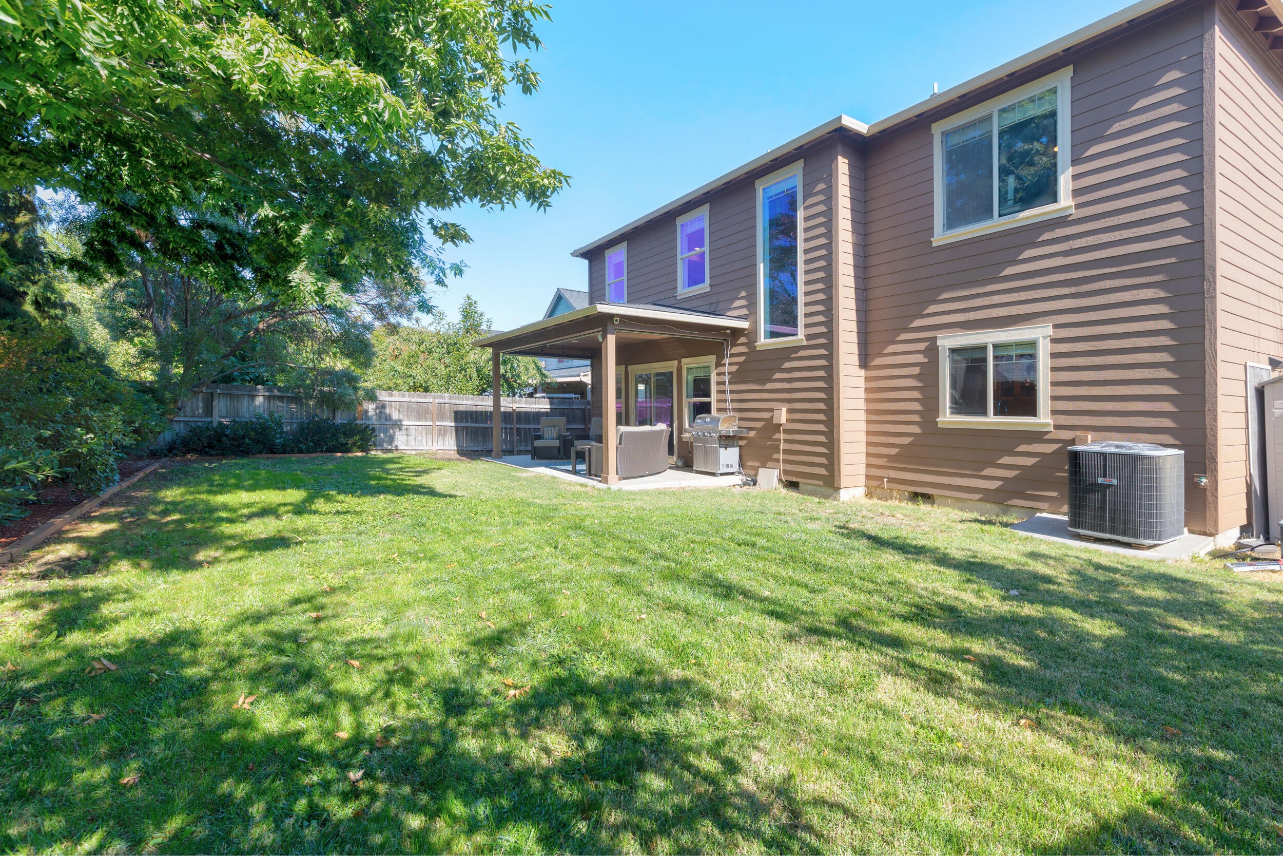 1032 Lithia Way Talent, OR 97540 - Photo 33 of 39 0R1A3985_6_7_8_9