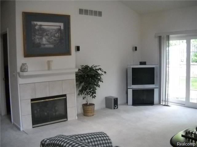 646 West Bluff Court Rochester, MI 48306 - Photo 3 of 13 Living1.jpg