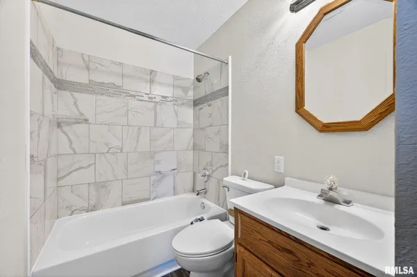 $174,900 | 300 North Stanley Drive, Chillicothe, IL 61523