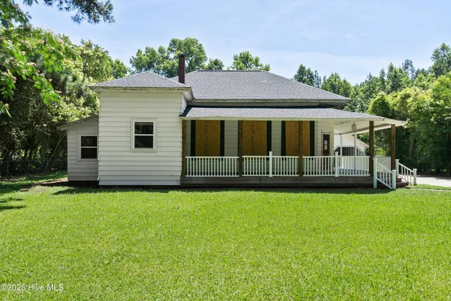 $122,900 | 401 Pecan Lane, Lake Waccamaw, NC 28450