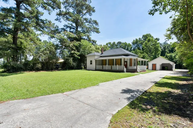 $122,900 | 401 Pecan Lane, Lake Waccamaw, NC 28450