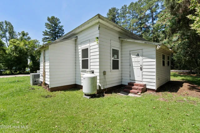 $122,900 | 401 Pecan Lane, Lake Waccamaw, NC 28450