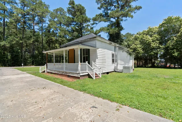 $122,900 | 401 Pecan Lane, Lake Waccamaw, NC 28450