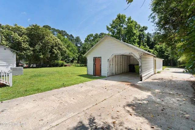 $122,900 | 401 Pecan Lane, Lake Waccamaw, NC 28450
