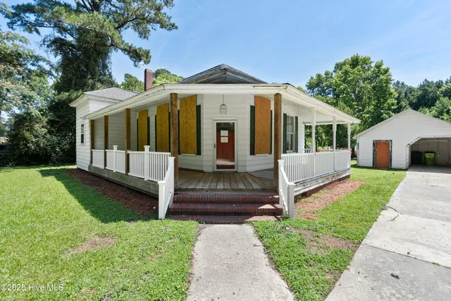 $122,900 | 401 Pecan Lane, Lake Waccamaw, NC 28450