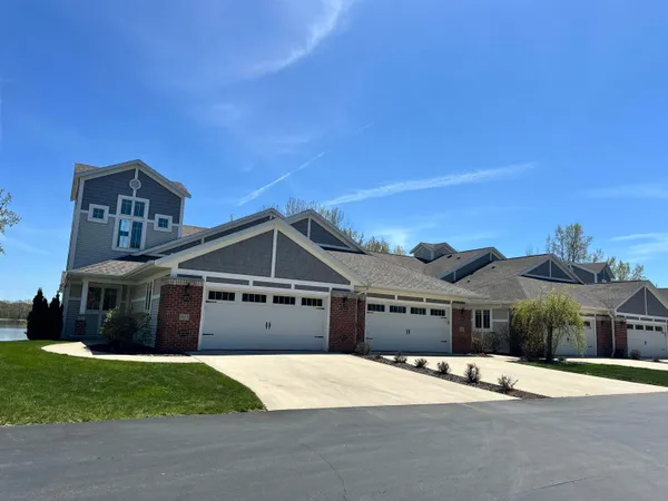 $939,900 | 2621 Bay Harbor Circle, Green Bay, WI 54304