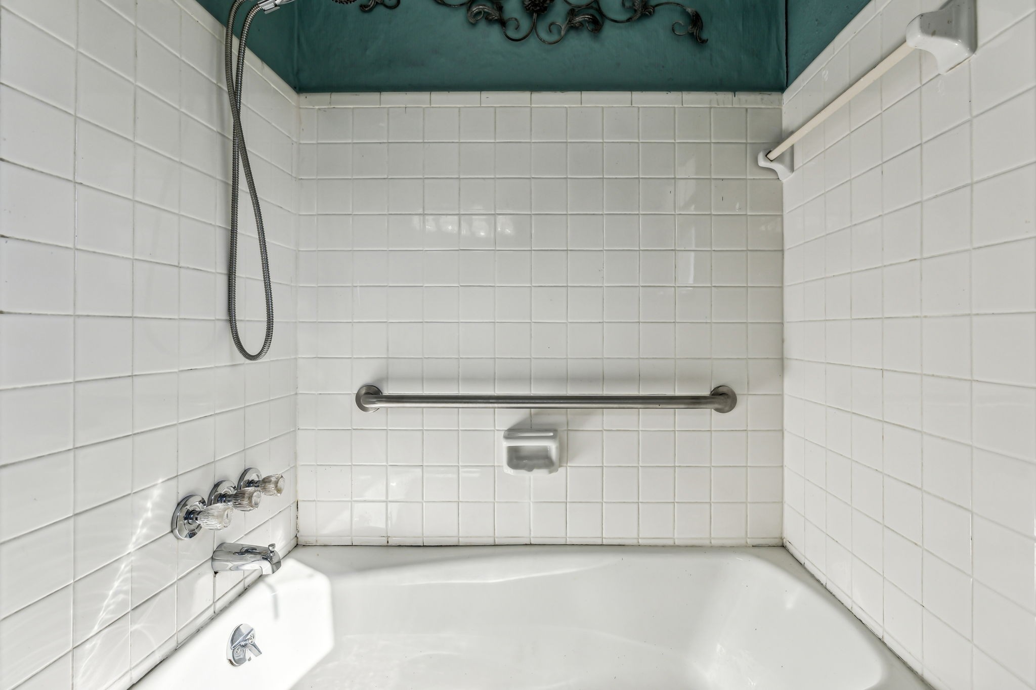 1170 Jim Read Road Ashland City, TN 37015 - Photo 32 of 39 a bathroom with a bathtub