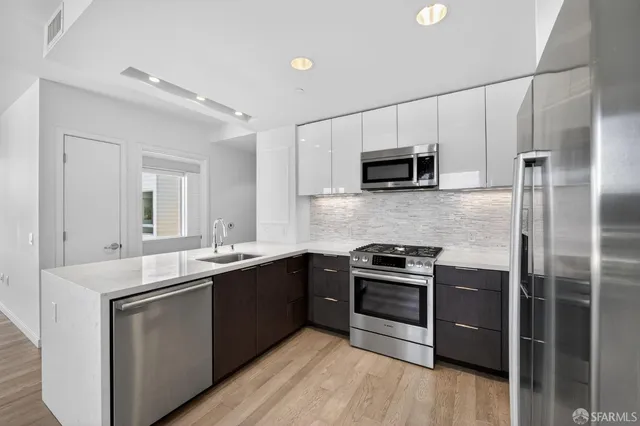 $4,600 | 10 Innes Court, Unit 401, San Francisco, CA 94124