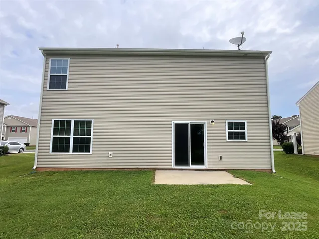 a view of a house with a backyard