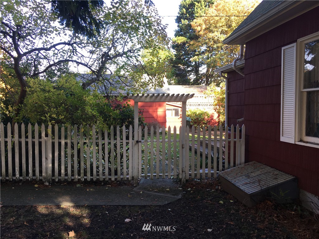 504 North 76th Street Seattle, WA 98103 - Photo 2 of 10