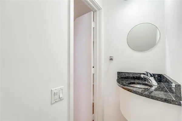 $2,050 | 4242 Buena Vista Street, Unit 10, Dallas, TX 75205