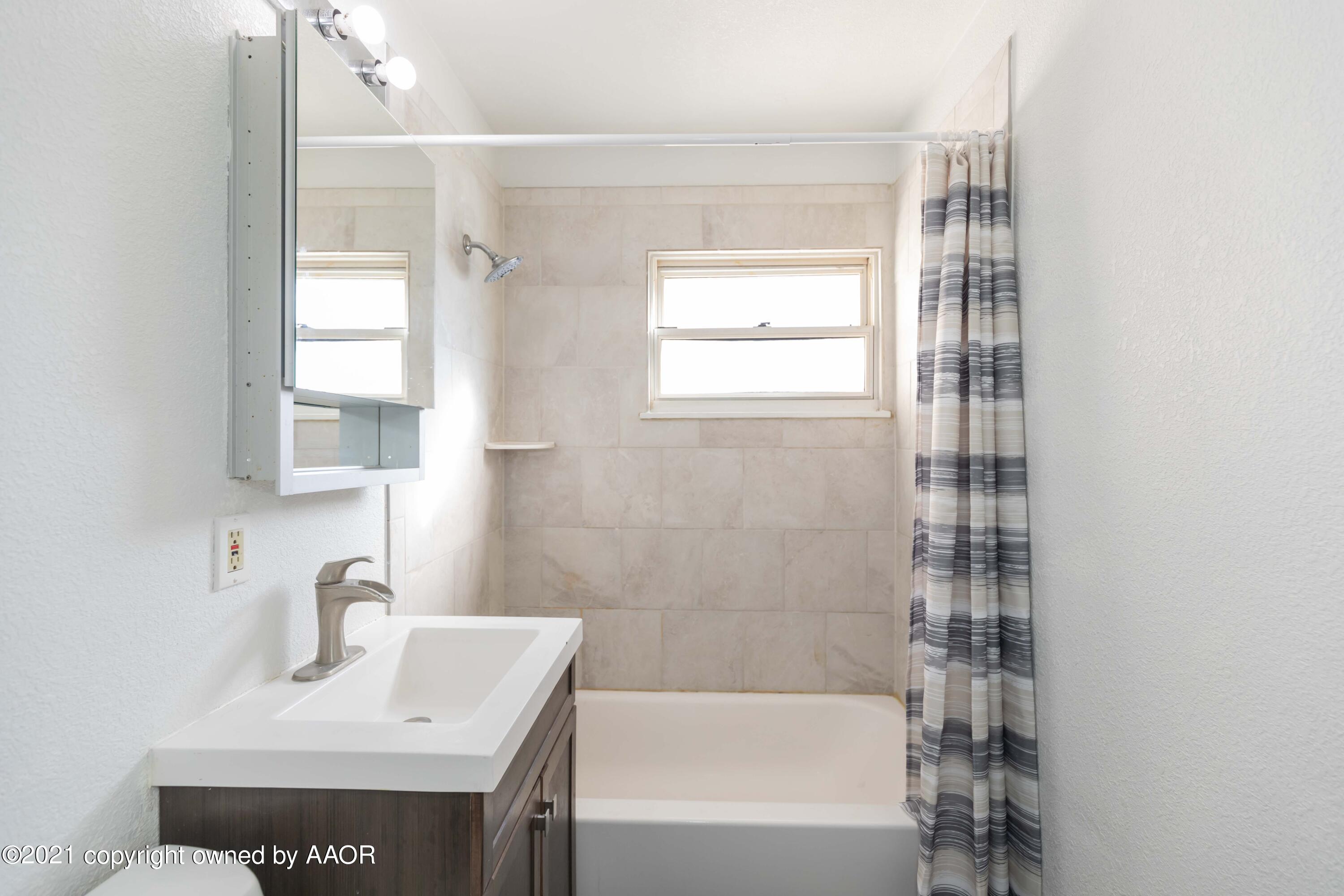 4433 Crockett Street Amarillo, TX 79110 - Photo 23 of 28 BATHROOM
