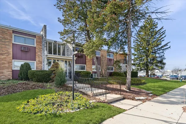 $185,000 | 1320 A Lore Lane, Unit 122, Lombard, IL 60148