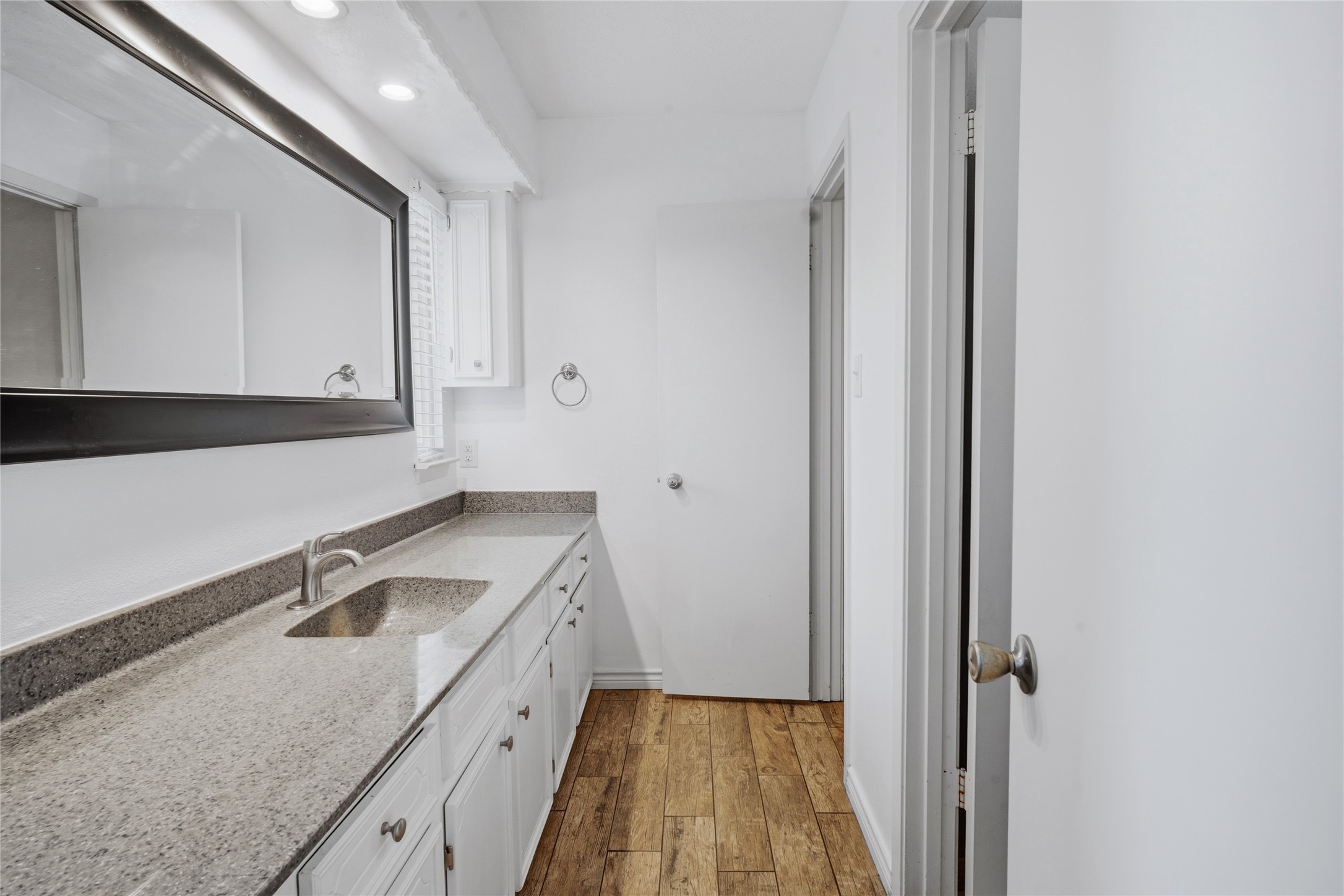 182 Greenleaf Lane Conroe, TX 77304 - Photo 13 of 17 Guest Bathroom