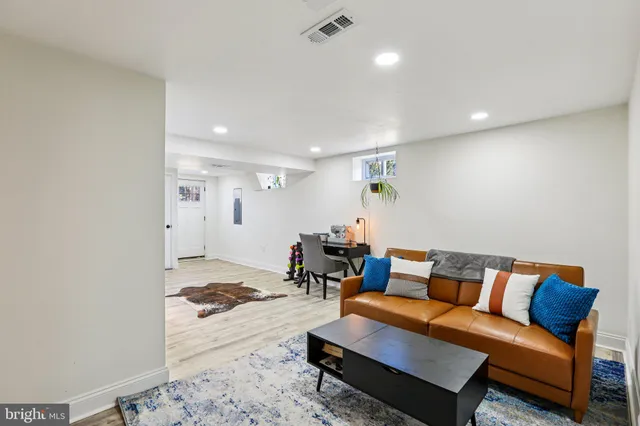 a view of yard with tree