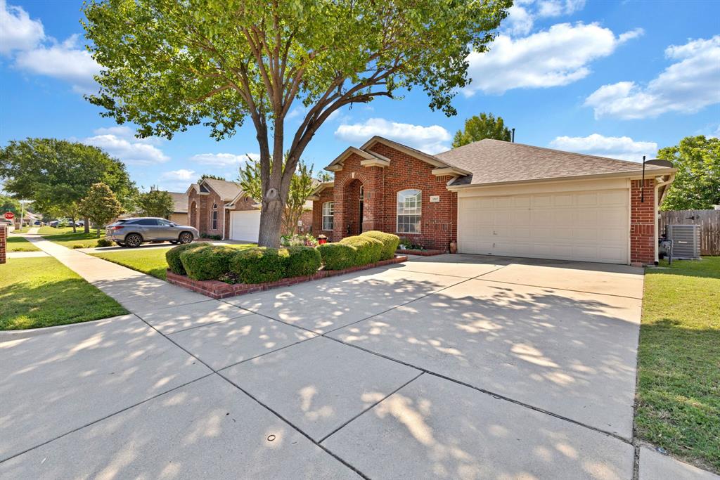 1065 Springhill Drive Saginaw, TX 76179 - Photo 2 of 40