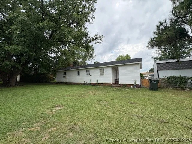 a view of a house with a backyard