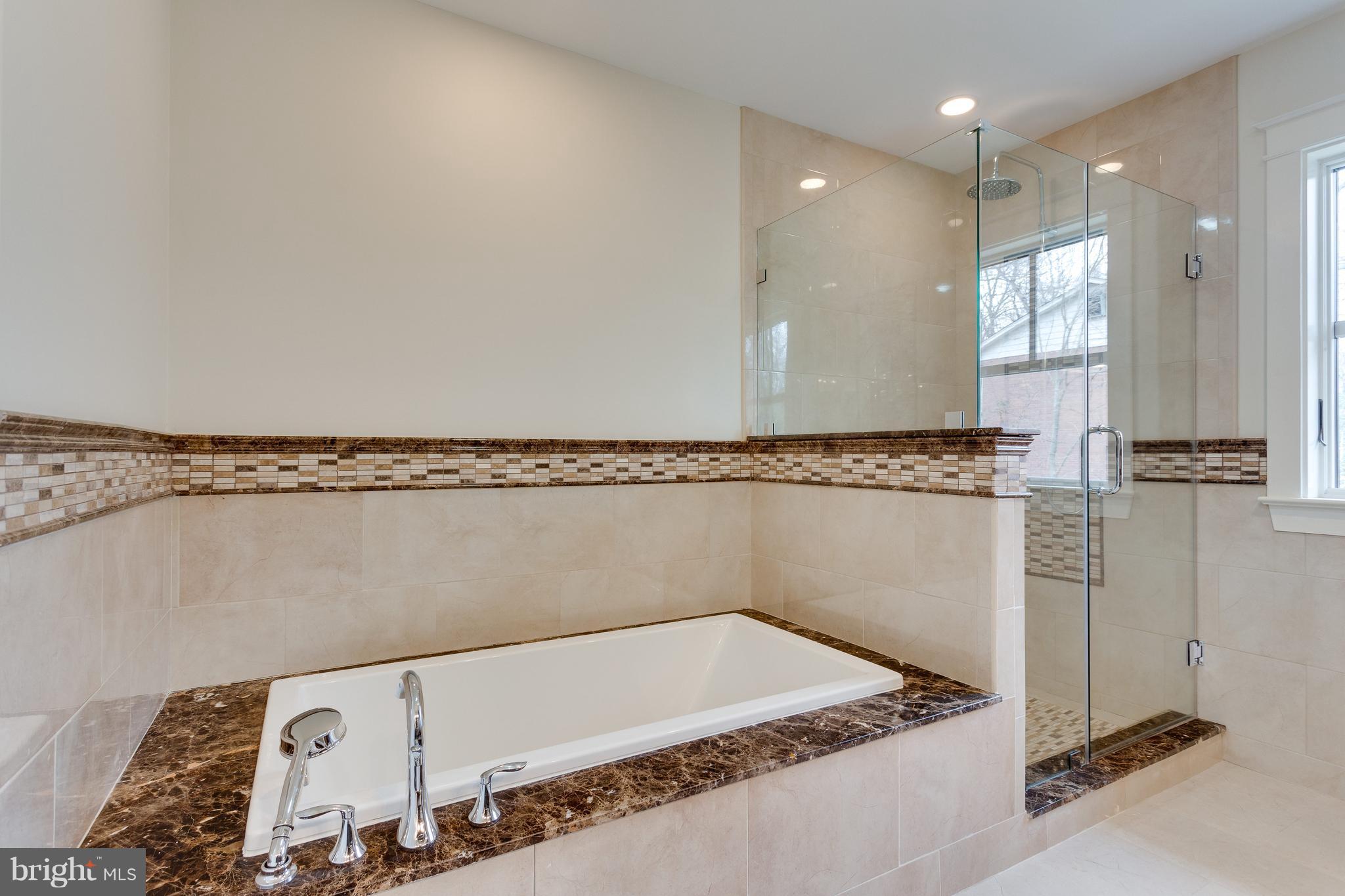 2541 Military Road Arlington, VA 22207 - Photo 17 of 30 Bath (Master)