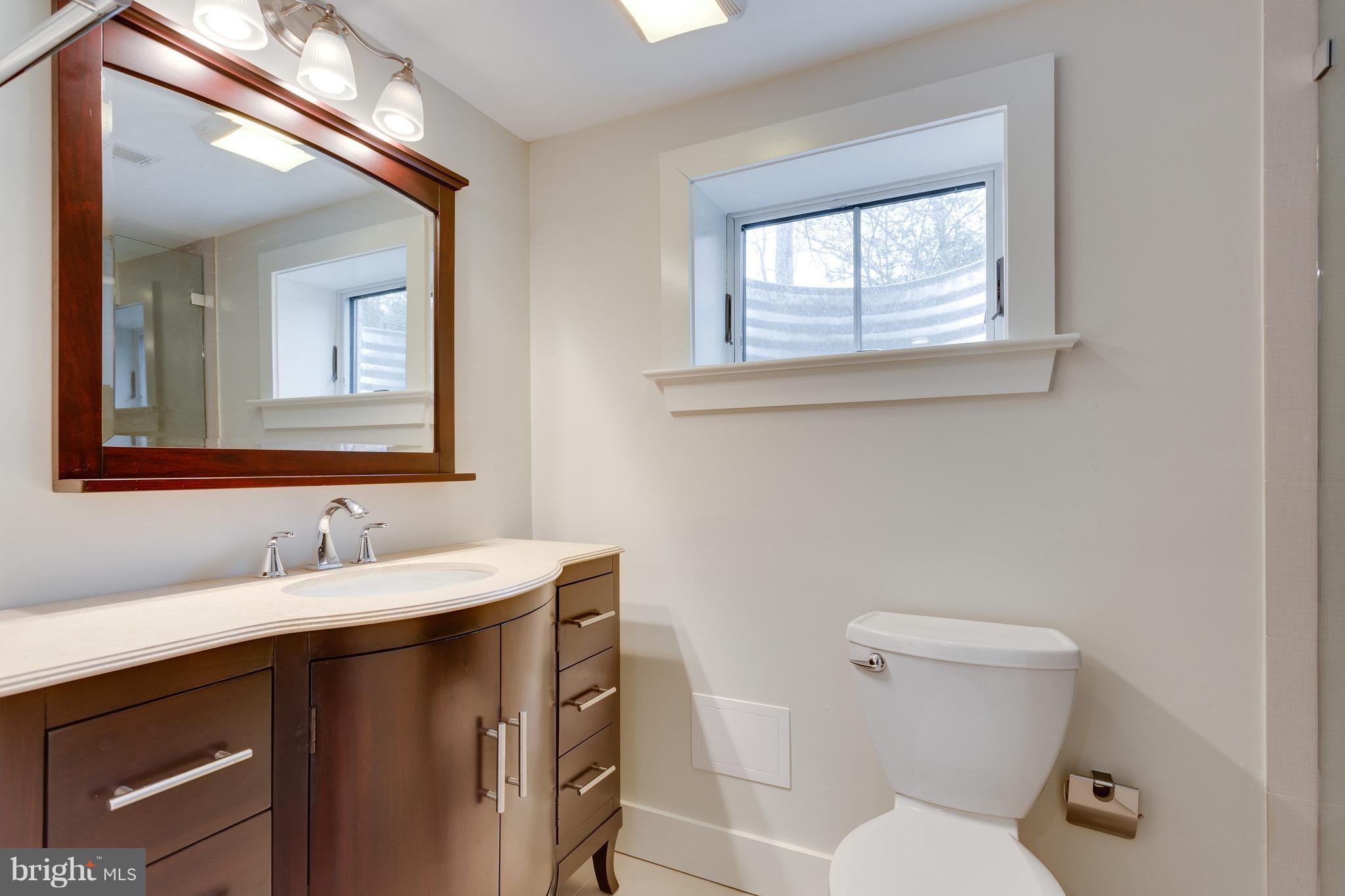 2541 Military Road Arlington, VA 22207 - Photo 25 of 30 Bath