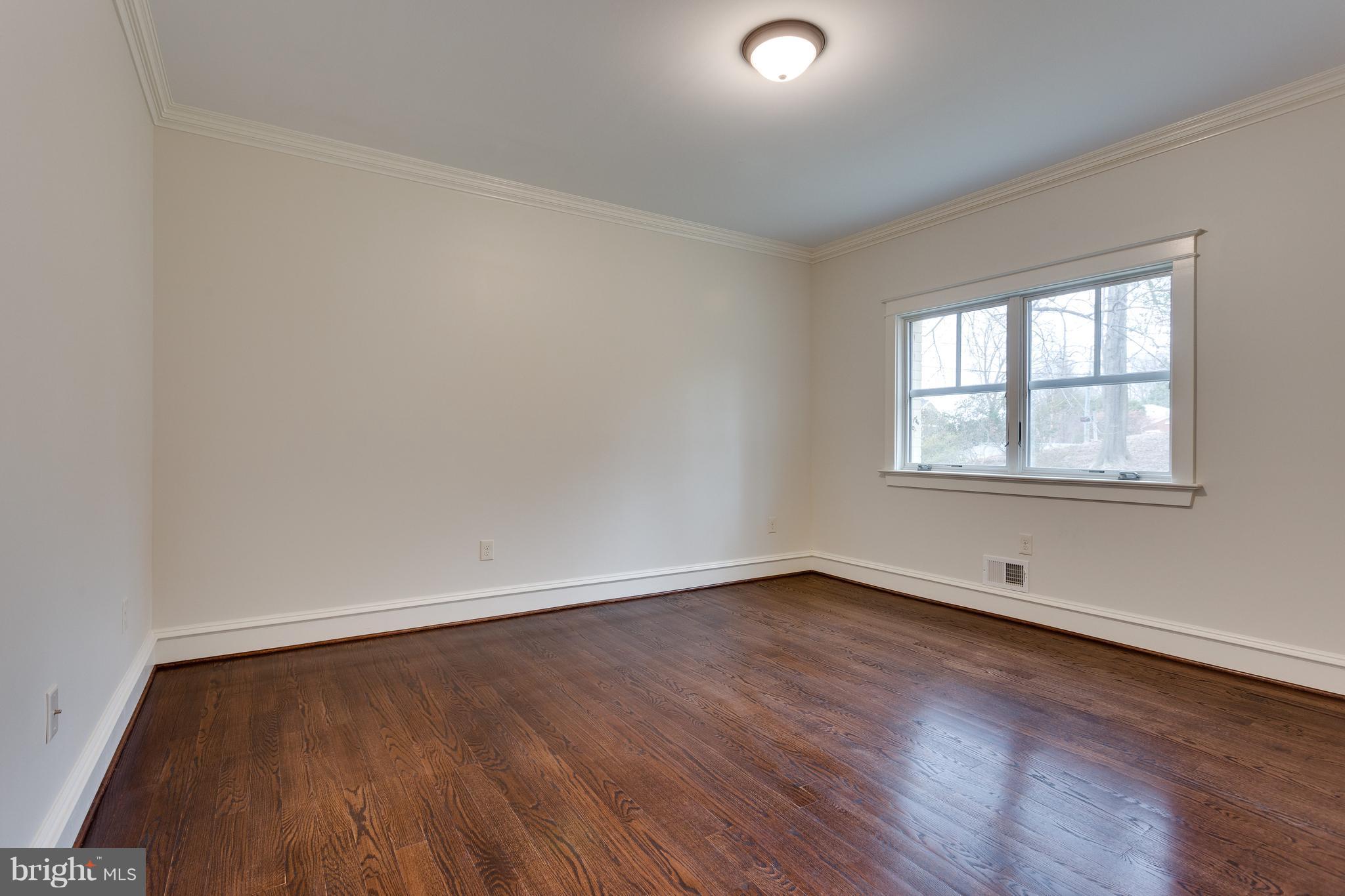 2541 Military Road Arlington, VA 22207 - Photo 5 of 30 Living Room