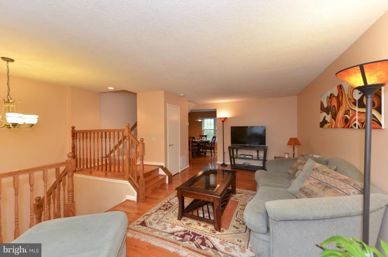 2450 Ridgehampton Court Reston, VA 20191 - Photo 2 of 24 Living Room