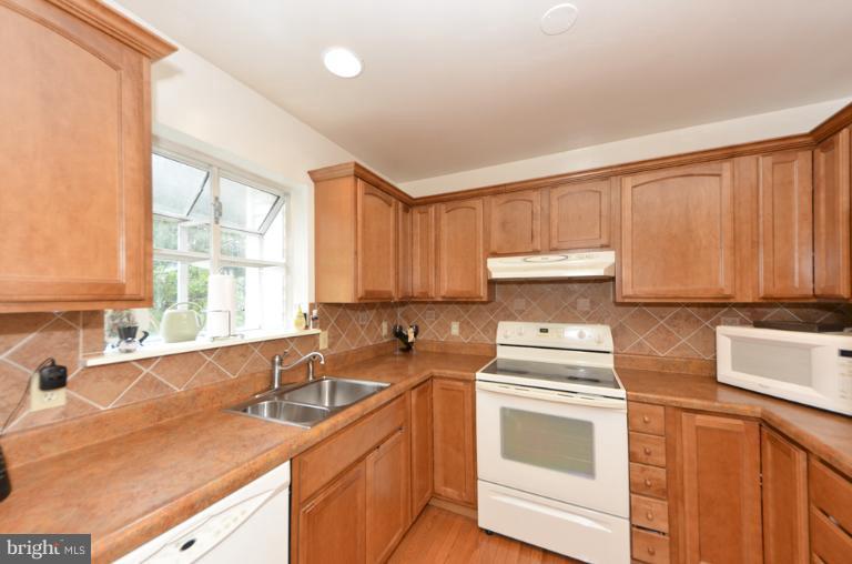 2450 Ridgehampton Court Reston, VA 20191 - Photo 21 of 24 Kitchen
