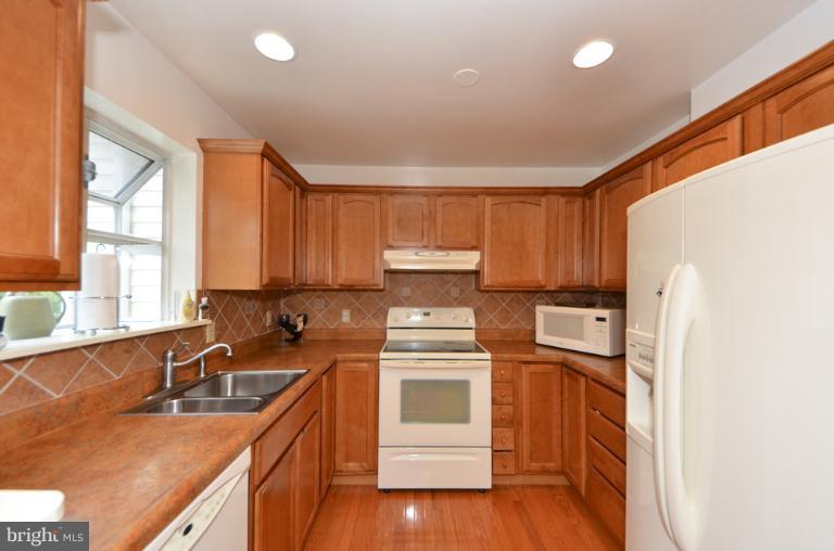2450 Ridgehampton Court Reston, VA 20191 - Photo 5 of 24 Kitchen