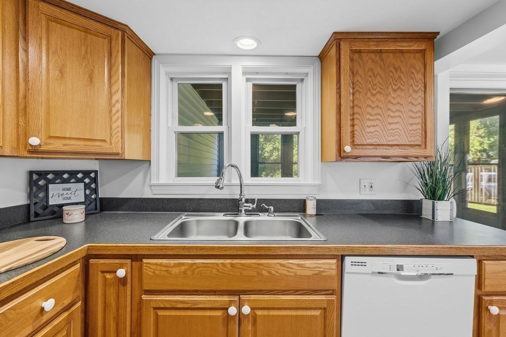 66 Middle Road Acushnet, MA 02743 - Photo 7 of 42