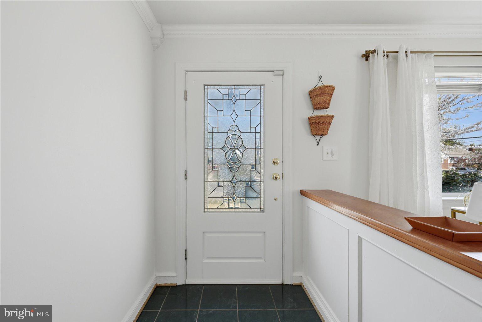 6020 Amherst Avenue Springfield, VA 22150 - Photo 5 of 56 Foyer