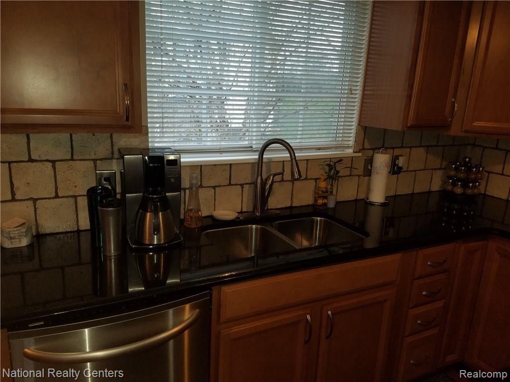 253 Oak Ridge Drive, Unit 44 Pontiac, MI 48341 - Photo 5 of 38
