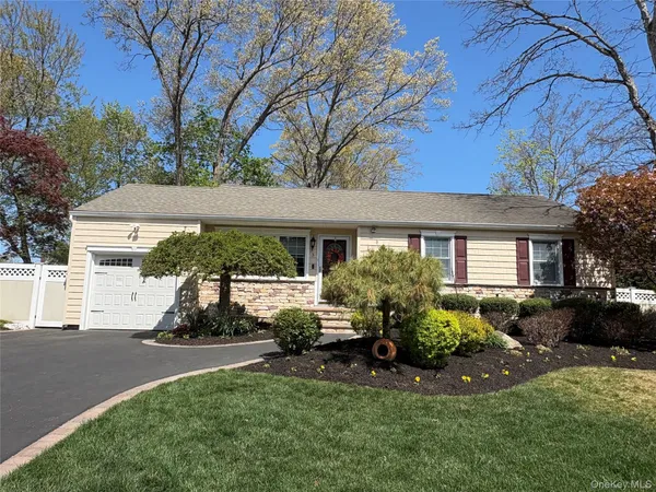 $779,500 | 3 Norma Lane, Kings Park, NY 11754
