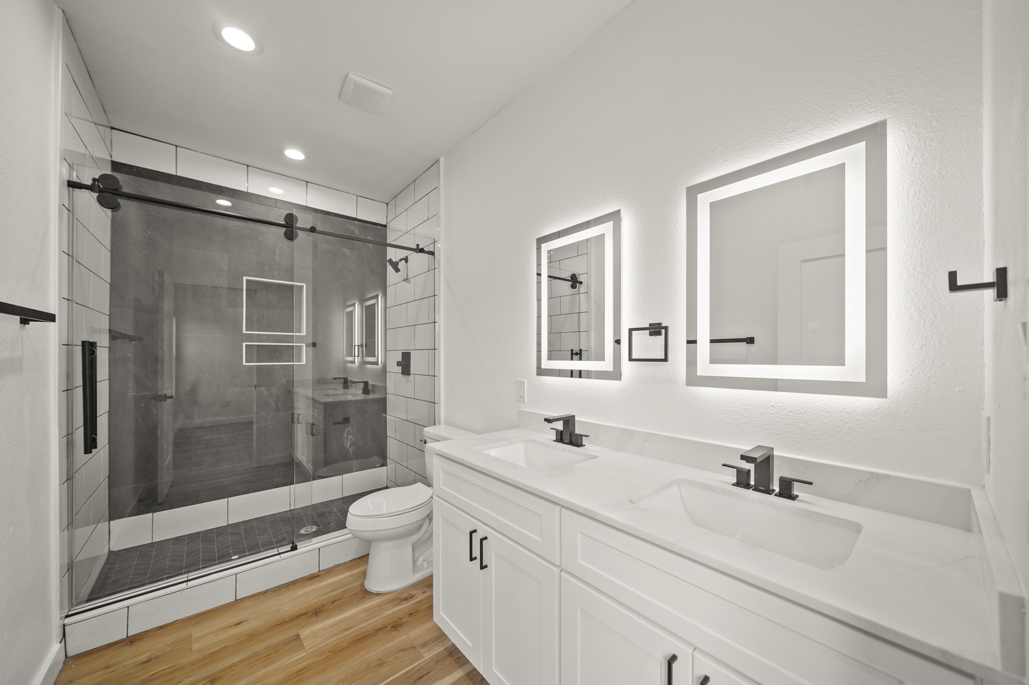 6206 Lyndhurst Drive, Unit AB Houston, TX 77087 - Photo 12 of 14 a bathroom with a sink a toilet and shower